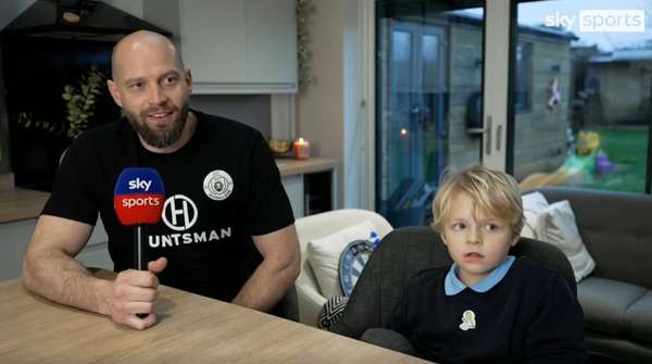 狼队小球迷鸡块事件后续：球场内外都认出了这位"偷鸡块贼"